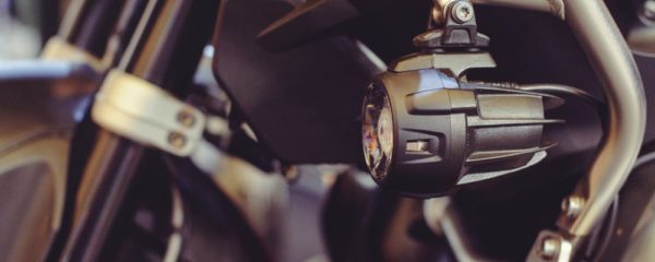 éclairages additionnels sur une moto
