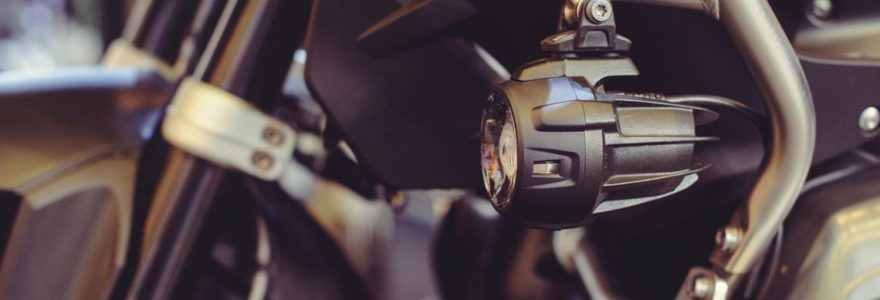 éclairages additionnels sur une moto